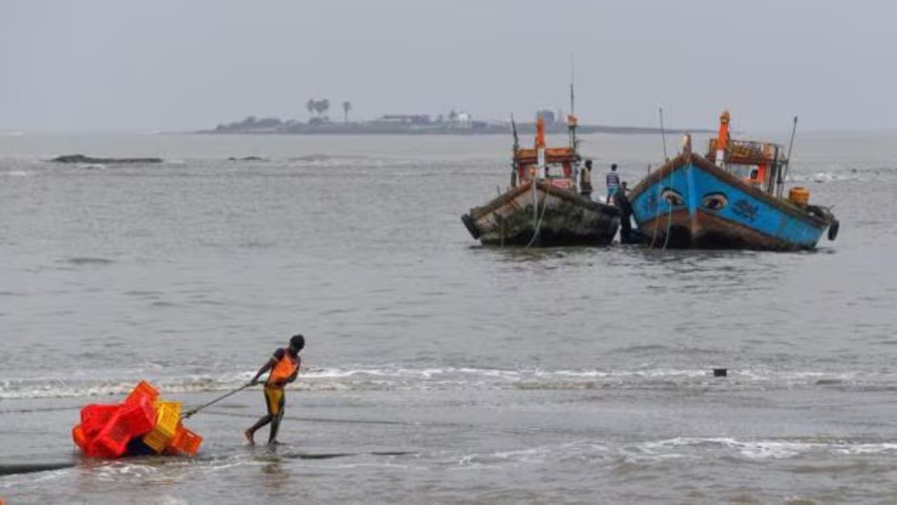 Maharashtra Fishing Ban Till August 15: महाराष्ट्रात १५ ऑगस्टपर्यंत मासेमारी बंदी; नितेश राणेंची गोव्याकडे मदतीची मागणी