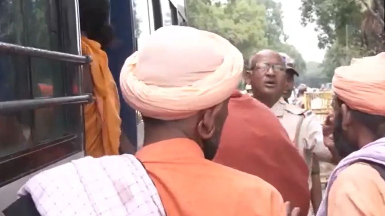 Sadhus Protest Rahul Gandhi Residence: राहुल गांधींच्या दिल्लीतील निवासस्थानाबाहेर साधू-संतांचे तीव्र आंदोलन