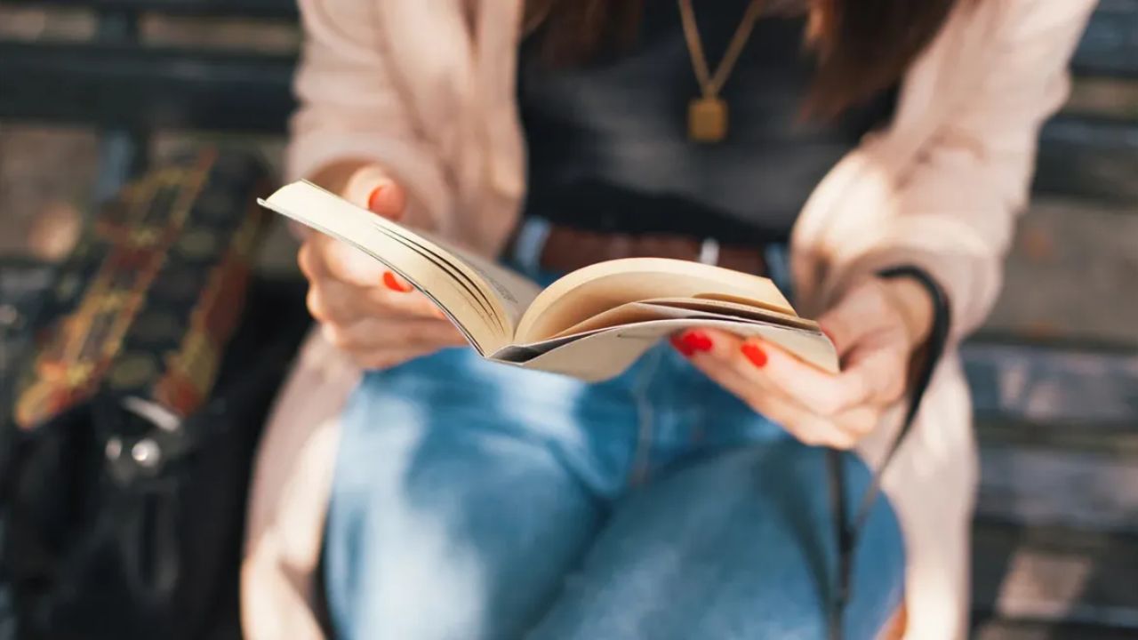 पुण्यात रुजतेय ‘सायलेंट रीडिंग’ची नवी क्रेझ; ग्रंथालयांच्या चार भिंतींऐवजी उद्याने बनली ‘ओपन एअर लायब्ररी’