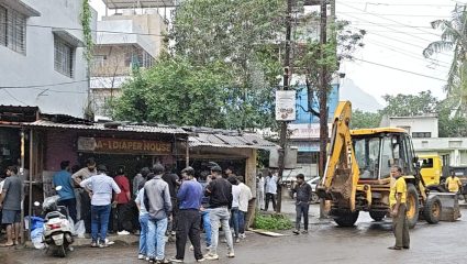 Satara Anti Encroachments Drive Shahupuri Chowk: सातारा नगरपालिकेचा शाहूपुरी चौकात हातोडा; २५ अतिक्रमणांवर फिरवला जेसीबी!