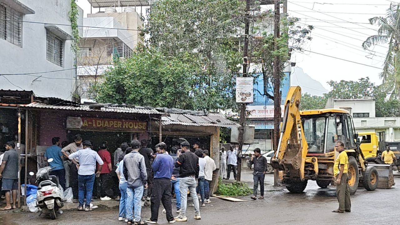 Satara Anti Encroachments Drive Shahupuri Chowk: सातारा नगरपालिकेचा शाहूपुरी चौकात हातोडा; २५ अतिक्रमणांवर फिरवला जेसीबी!