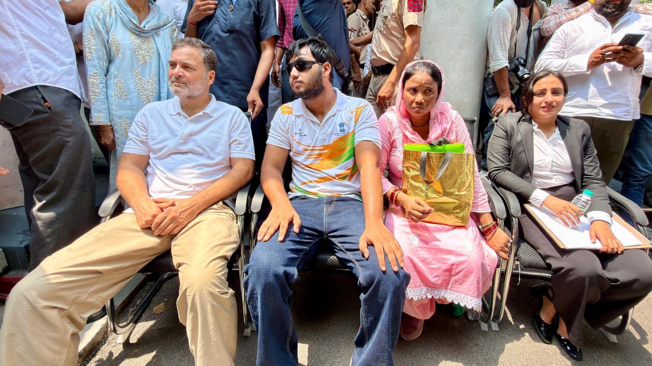 Rahul Gandhi Parliament Street News: संसद मार्ग पोलीस ठाण्याबाहेर हायव्होल्टेज ड्रामा; राहुल गांधींच्या भूमिकेमुळे राजकारण तापणार
