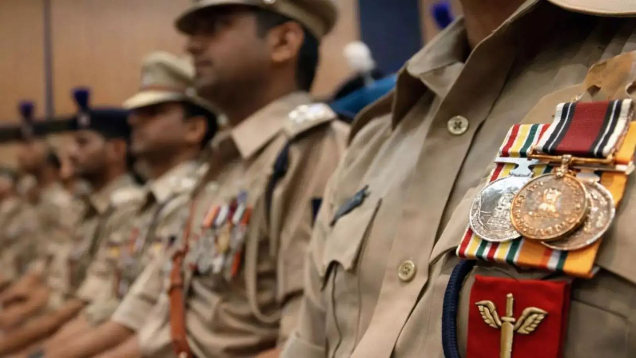 Independence Day Medals 2026: स्वातंत्र्यदिनानिमित्त महाराष्ट्राचा बहुमान! ८२ अधिकारी-कर्मचाऱ्यांना शौर्य व सेवा पदके जाहीर