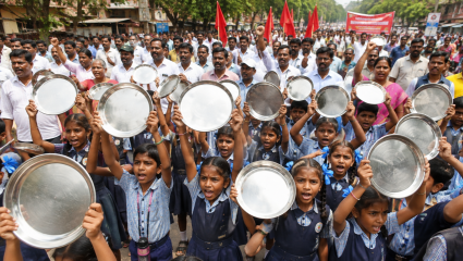 Palghar News: ‘सरकार तुपाशी, आम्ही उपाशी!’ पोषणाआहारासाठी विद्यार्थ्यांनी हातात घेतल्या रिकाम्या थाळ्या; श्रमजीवी संघटनेचा मोर्चा