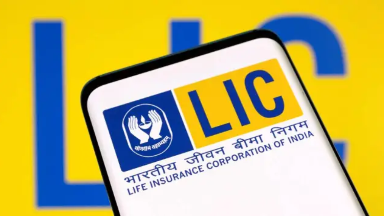 LIC Share Crash : फक्त एक बातमी… बघता बघता LIC चे शेअर धडाम, 9 %ची मोठी घसरण, नेमकं काय घडलं?