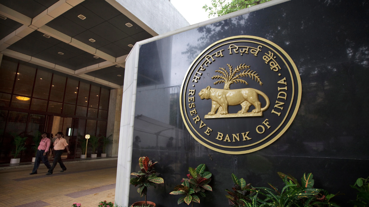 RBI Repo Rate : कर्जदारांसाठी महत्त्वाची बातमी; रेपो रेटमध्ये बदल? गृहकर्जाच्या हप्त्यावर काय होणार परिणाम?