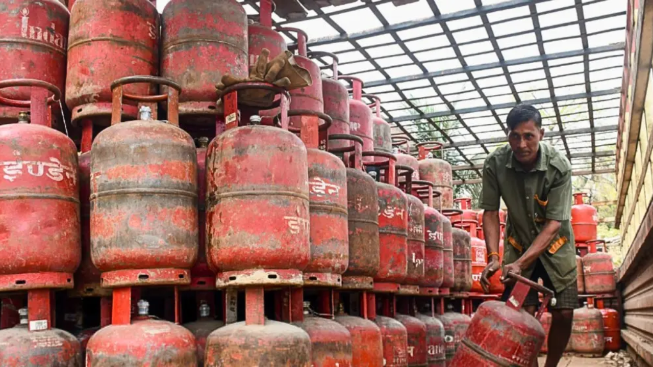LPG Gas New Tax: सिलिंडर वापरणाऱ्यांसाठी महत्त्वाची बातमी! सरकार घेणार मोठा निर्णय, नेमकी काय आहे तरतूद?
