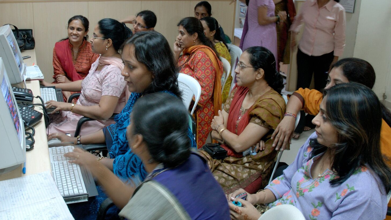 Women Financial Planning: महिलांचे गुंतवणूक धोरण ठरतेय अधिक यशस्वी! बाजारातील अस्थिरतेतही ‘असा’ करतात सामना