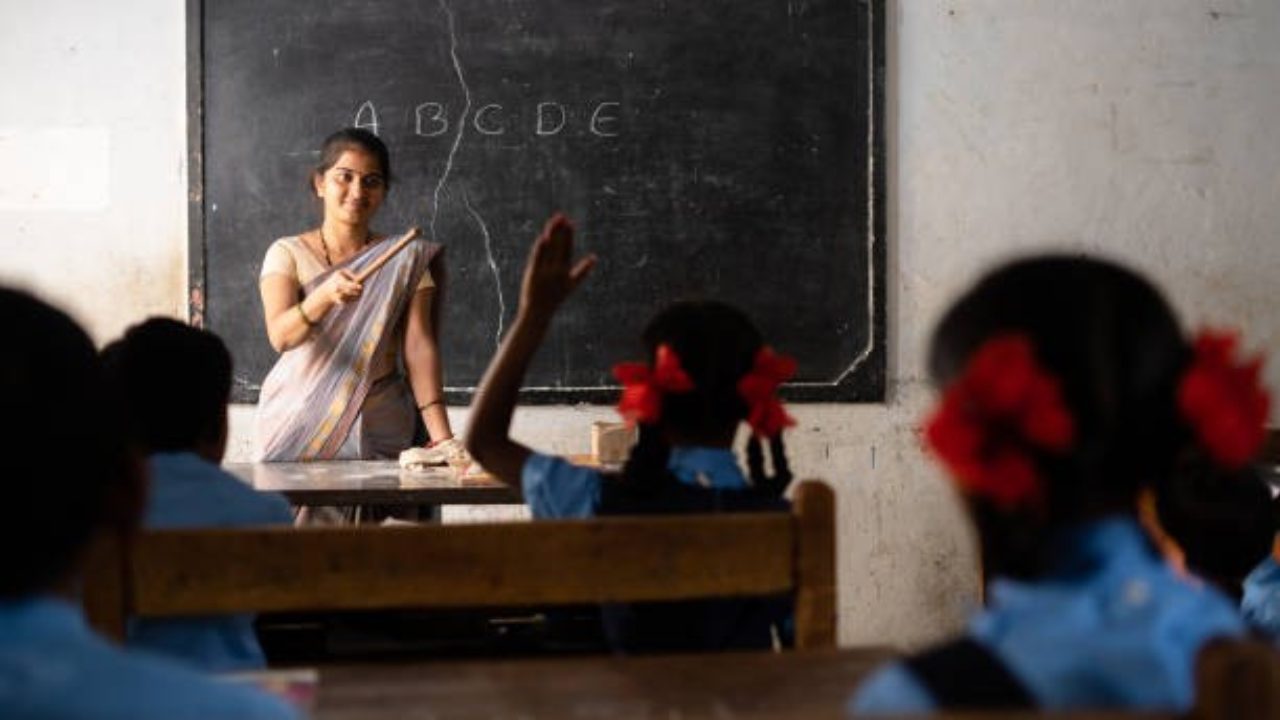 Teachers Retirement Age : सरकारी शिक्षकांसाठी मोठी बातमी! निवृत्तीचे वय 65 वर्षे होणार? जाणून घ्या नवीन अपडेट