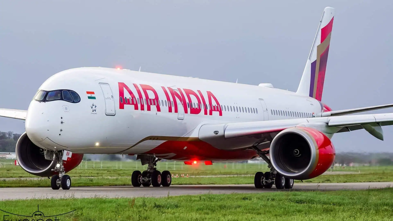 Air India Salary Hike : अनुभवी वैमानिकांना टिकवण्यासाठी एअर इंडियाचा मोठा निर्णय! पगारात ८ ते १५ टक्क्यांची वाढ