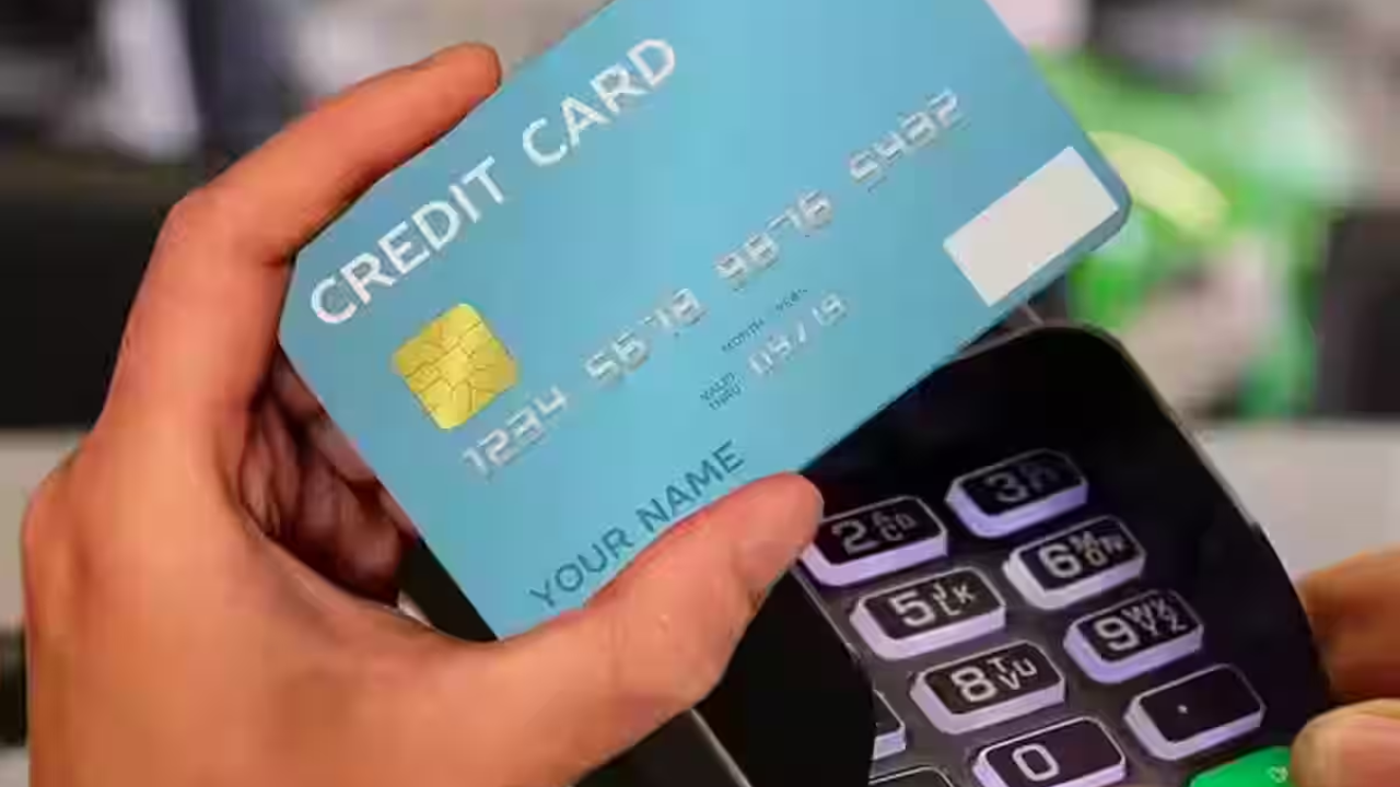Credit Card Limit : बँकेकडून अचानक झटका! न सांगता क्रेडिट कार्डची लिमिट का घटवली? ‘या’ चुका पडू शकतात महागात