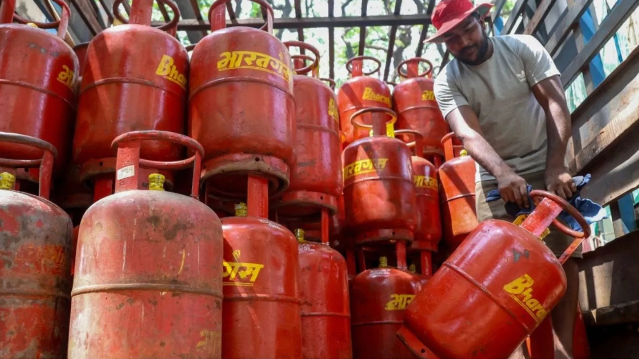 LPG Cylinder Rules : 16 ऑगस्टनंतर ‘या’ ग्राहकांना मिळणार नाही LPG सिलिंडर? कनेक्शन चालू ठेवण्यासाठी त्वरित करा ‘हे’ काम