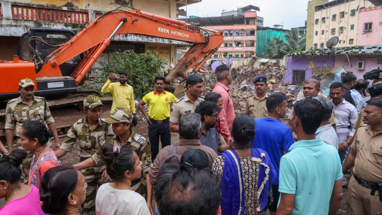 Vasai Building Collapse : अचानक भिंतींना तडे गेले अन्… वसईत ऐनपावसाळ्यात 23 कुटुंबे बेघर; महापालिकेकडून बांधकाम जमीनदोस्त