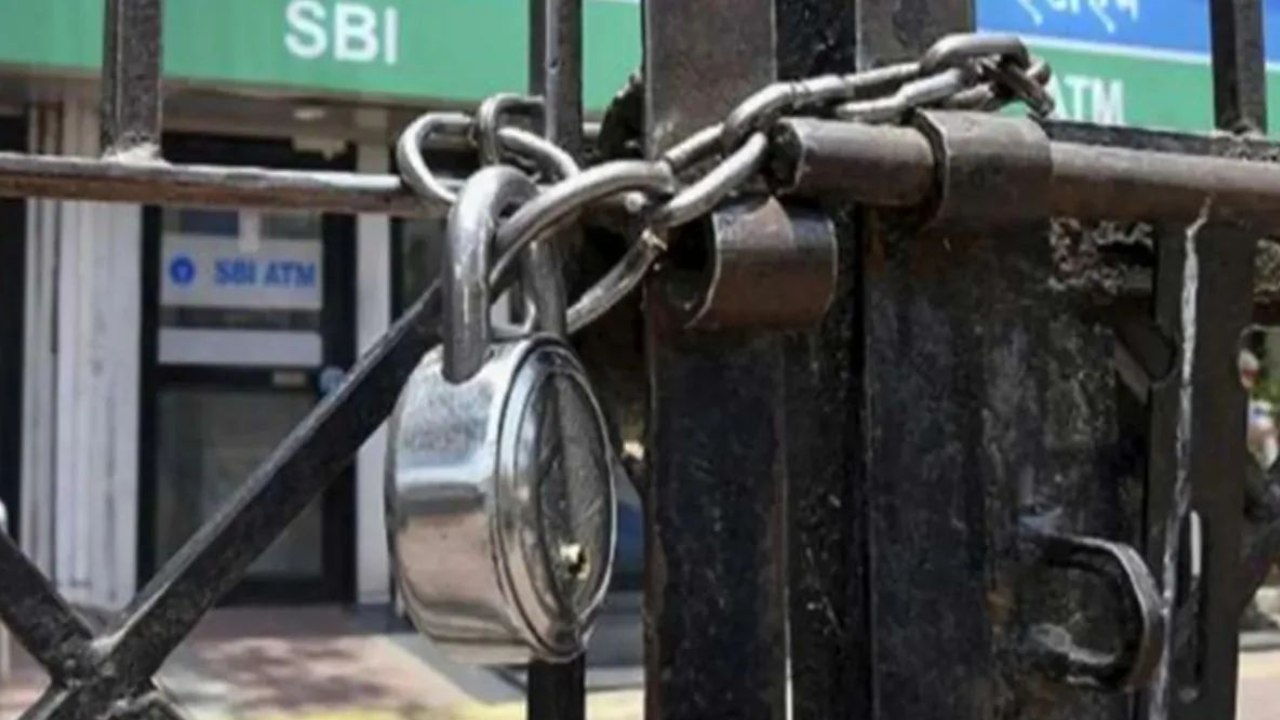 Bank Strike Alert : बँकेची कामं अडकणार… कर्मचारी संपावर जाण्याच्या तयारीत, कधीपर्यंत बंद राहणार सर्व्हिस?