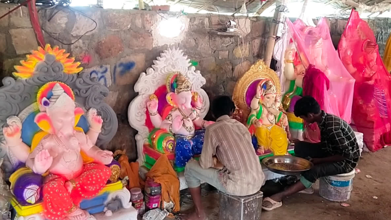 Ganesh Idol Price Hike : गणेशोत्सवाला महागाईची झळ! बाप्पाच्या मूर्तींचे दर कडाडले, तब्बल 30 टक्क्यांची वाढ