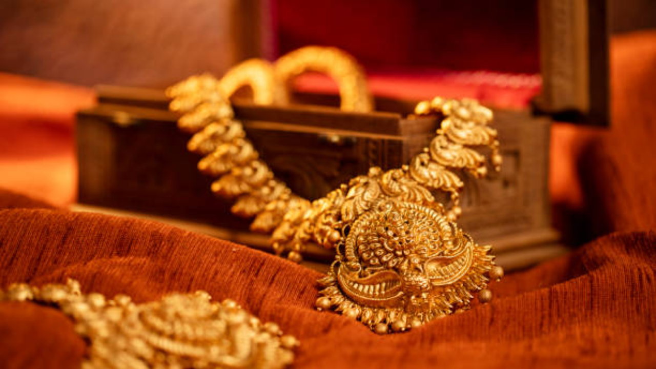 Gold Price Hike : साडेतीन महिन्यांच्या उच्चांकावर सोनं! तेजी कायम राहण्याची शक्यता, ऐन सणासुदीच्या तोंडावर भाव आणखी वाढणार?