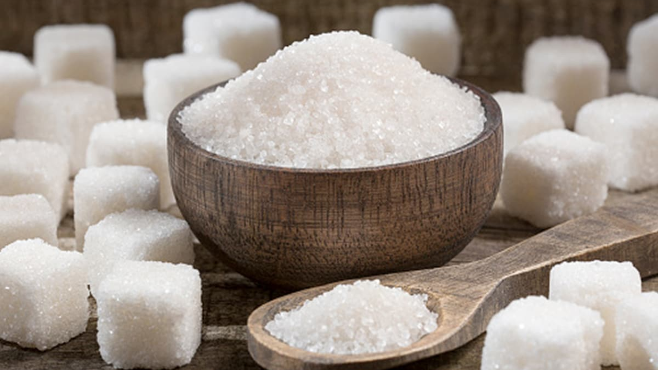Sugar Price : काय सांगताय? 13-14 रुपयांना मिळतेय इथे 65 रुपयांची साखर, कोण खरेदी करु शकतं? जाणून घ्या