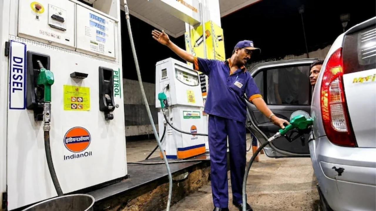 E10 Vs E20 Petrol : शाप की वरदान? E 20 च्या वादात सरकारचा नवा निर्णय! पंपावर E 10 ची एन्ट्री, नेमका काय आहे प्लॅन?