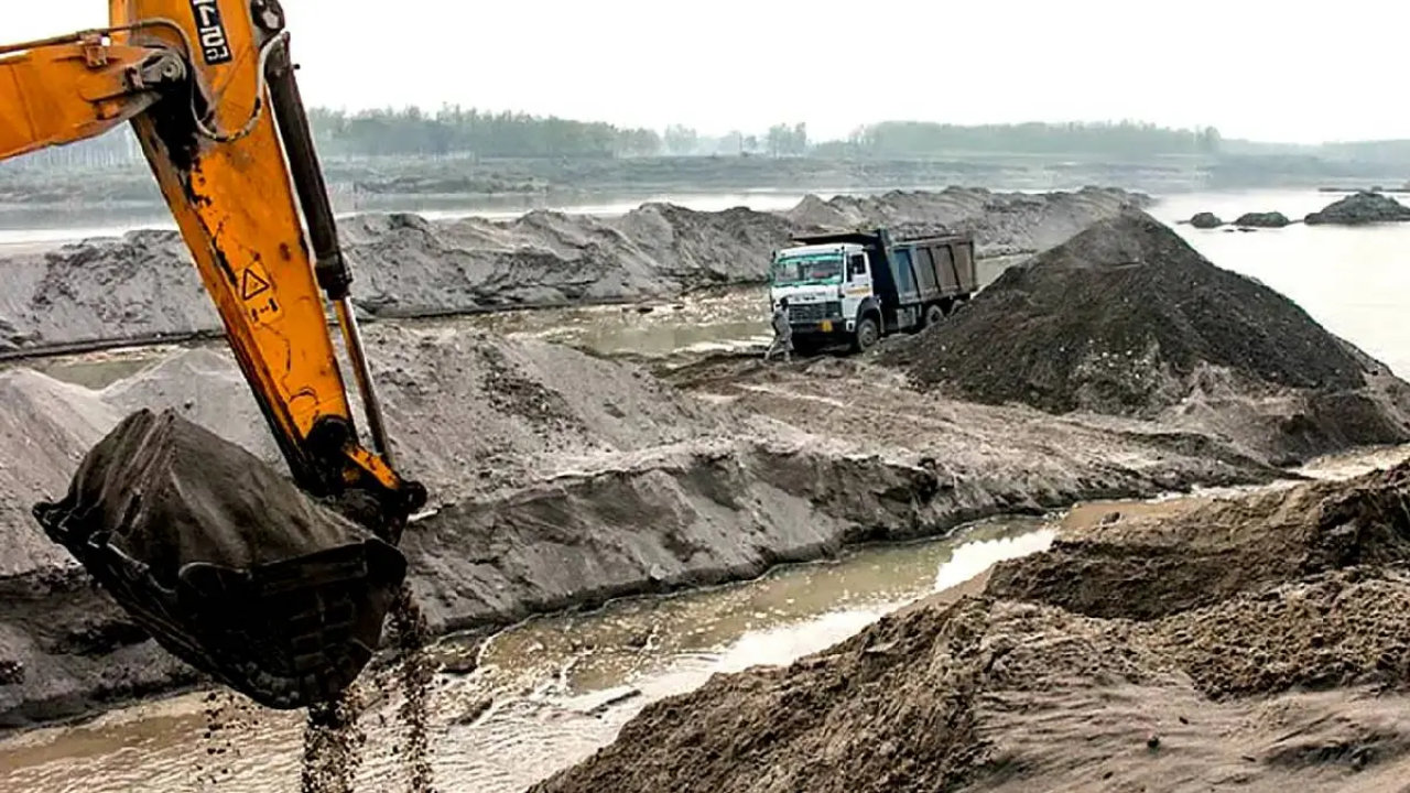 Vasai Sand Mafia : वैतरणा खाडीत बेकायदा वाळू उपशावर महसूल विभागाची धाड! सक्शन बोट उद्ध्वस्त, 3 हायवा ट्रक जप्त