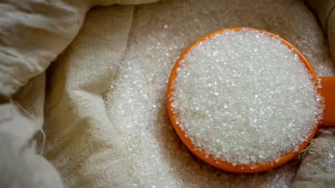 Sugar Price Drop : साखरेचे भाव कोसळले! तब्बल 30 टक्क्यांनी झाली स्वस्त, ‘इतक्या’ दिवसांनी ग्राहकांना मिळणार फायदा