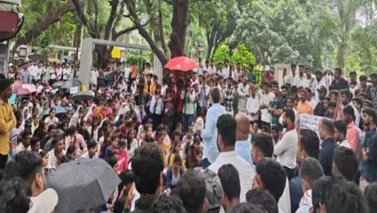 आदिवासी विद्यार्थ्यांच्या उपोषणाचा 13 वा दिवस! अशोक उईकेंच्या राजीनाम्याची मागणी, ‘काही झाल्यास प्रशासन जबाबदार’
