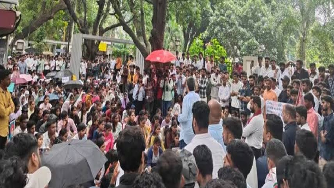 आदिवासी विद्यार्थ्यांच्या उपोषणाचा 13 वा दिवस! अशोक उईकेंच्या राजीनाम्याची मागणी, ‘काही झाल्यास प्रशासन जबाबदार’