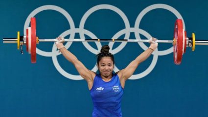 CWG : मीराबाई चानूंच्या डोळ्यात अश्रू, गळ्यात तिसरे सुवर्ण; मोदी म्हणाले- ‘प्रत्येक अश्रू सोन्यासारखा!’