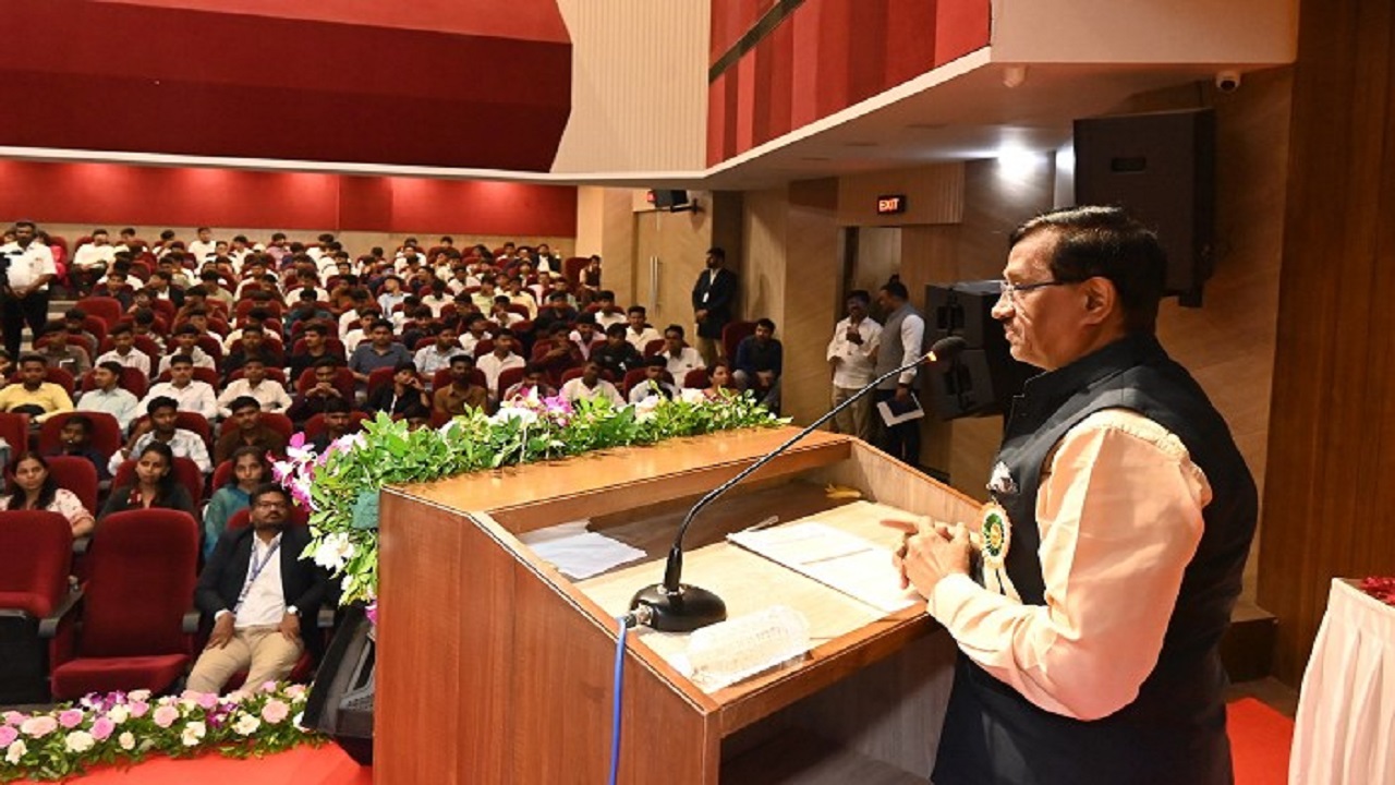 ‘परिवर्तनासाठी सक्षम युवाशक्ती आवश्यक’; माजी परराष्ट्र सचिव डॉ. ज्ञानेश्वर मुळे यांचं विधान