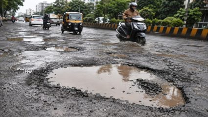 Nashik News: जून-जुलैला दिवसाला २००, ऑगस्टमध्ये थेट ६४२ खड्डे! महापालिकेच्या खड्डे बुजविण्यावर शंकेचे ढग