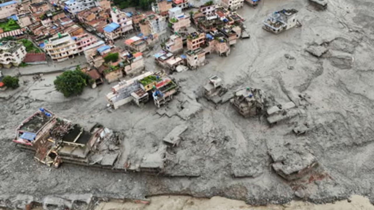 नेपाळमधील पूर-भूस्खलनामुळे महाराष्ट्रातील पर्यटक अडकले; केंद्राच्या संपर्कात राज्य सरकार, 4 जणांशी संपर्क