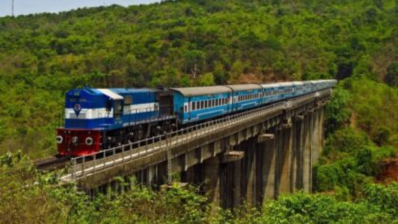 Konkan Railway मध्ये प्रवाशांचा ‘गेम’? हक्काच्या सीटवर अनधिकृत प्रवाशांची दादागिरी; TC ढुंकूनही पाहीना