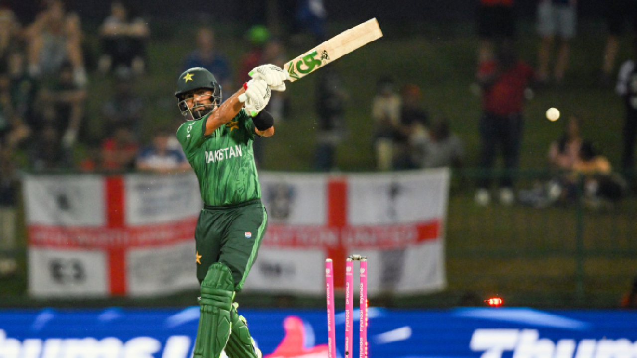 खळबळ उडाली! Babar Azam च्या हाताला दुखापत; England विरुद्ध खेळणार की नाही?