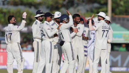 IND Vs SL: ‘तू चल, मी आलो’…! श्रीलंकेने गमावल्या झटपट ४ विकेट्स; Team India विजयाच्या उंबरठ्यावर