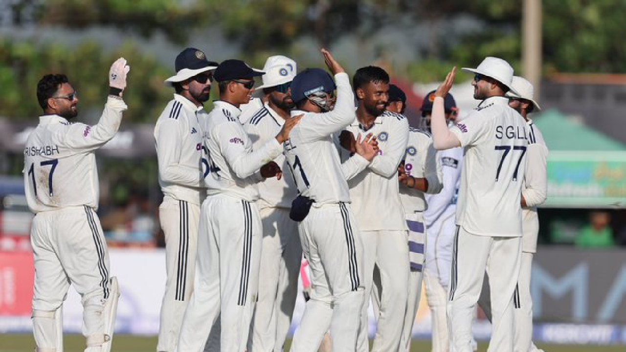 IND Vs SL: ‘तू चल, मी आलो’…! श्रीलंकेने गमावल्या झटपट ४ विकेट्स; Team India विजयाच्या उंबरठ्यावर