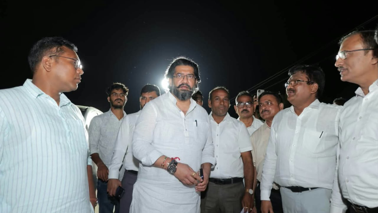 मध्यरात्रीपर्यंत पाहणी अन् अधिकाऱ्यांची शाळा! Gadchiroli च्या विकासासाठी मंत्र्यांचा धडक दौरा; पाहा काय घडलं?