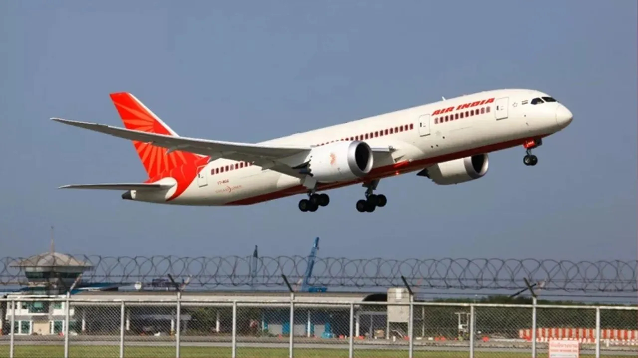Big Breaking: टिशूवर लिहिलेल्या ‘त्या’ शब्दाने खळबळ; Air India च्या फ्लाइटचे अहमदाबादमध्ये इमर्जन्सी लँडिंग