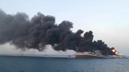 Strait Of Hormuz : होर्मुझच्या सामुद्रधुनीजवळ व्यापारी जहाजावर हल्ला; इंजिन रूम आगीच्या भक्ष्यस्थानी, रेडिओ संदेशाने जगभरात खळबळ