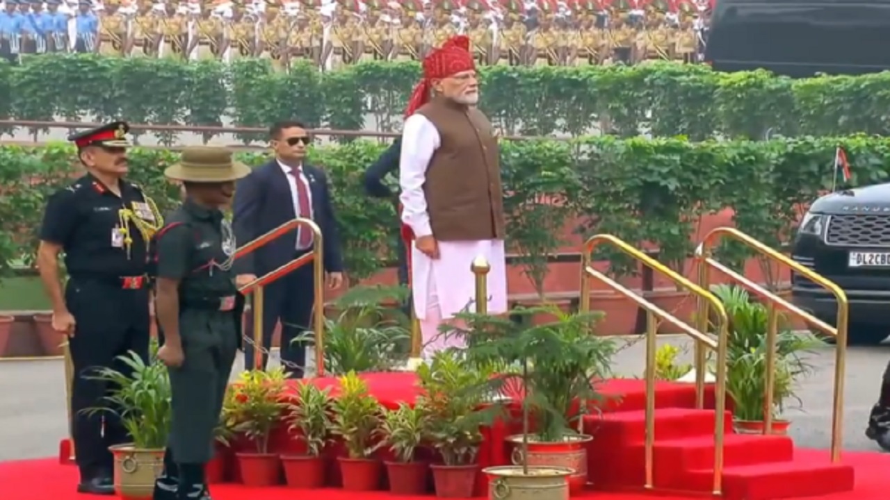 Independence Day 2026 : पंतप्रधान नरेंद्र मोदींच्या हस्ते लाल किल्ल्यावरून ध्वजारोहण; अनेक मान्यवरांची उपस्थिती