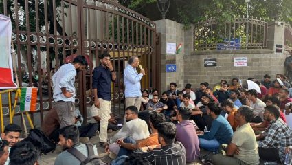 Pune News : PMC JE भरतीविरोधात काँग्रेस आक्रमक; शेकडो विद्यार्थ्यांचे ठिय्या आंदोलन, फेरपरीक्षेची मागणी
