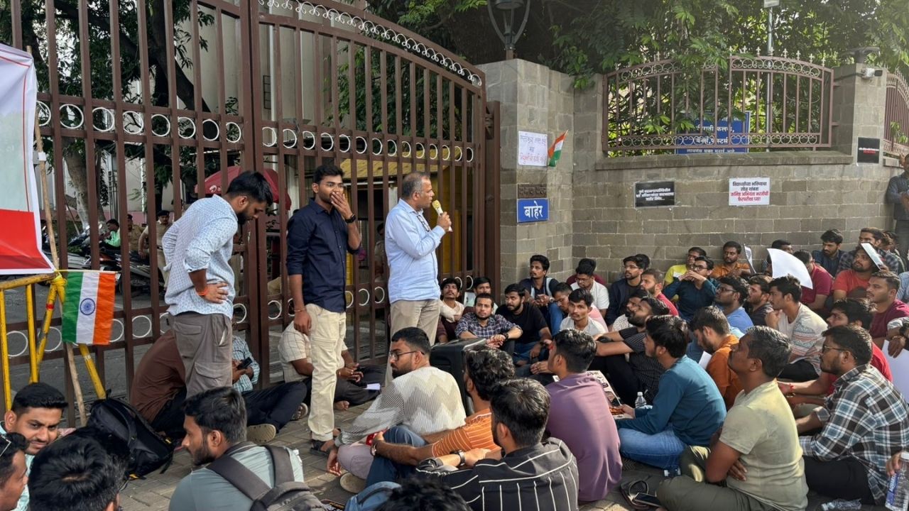 Pune News : PMC JE भरतीविरोधात काँग्रेस आक्रमक; शेकडो विद्यार्थ्यांचे ठिय्या आंदोलन, फेरपरीक्षेची मागणी