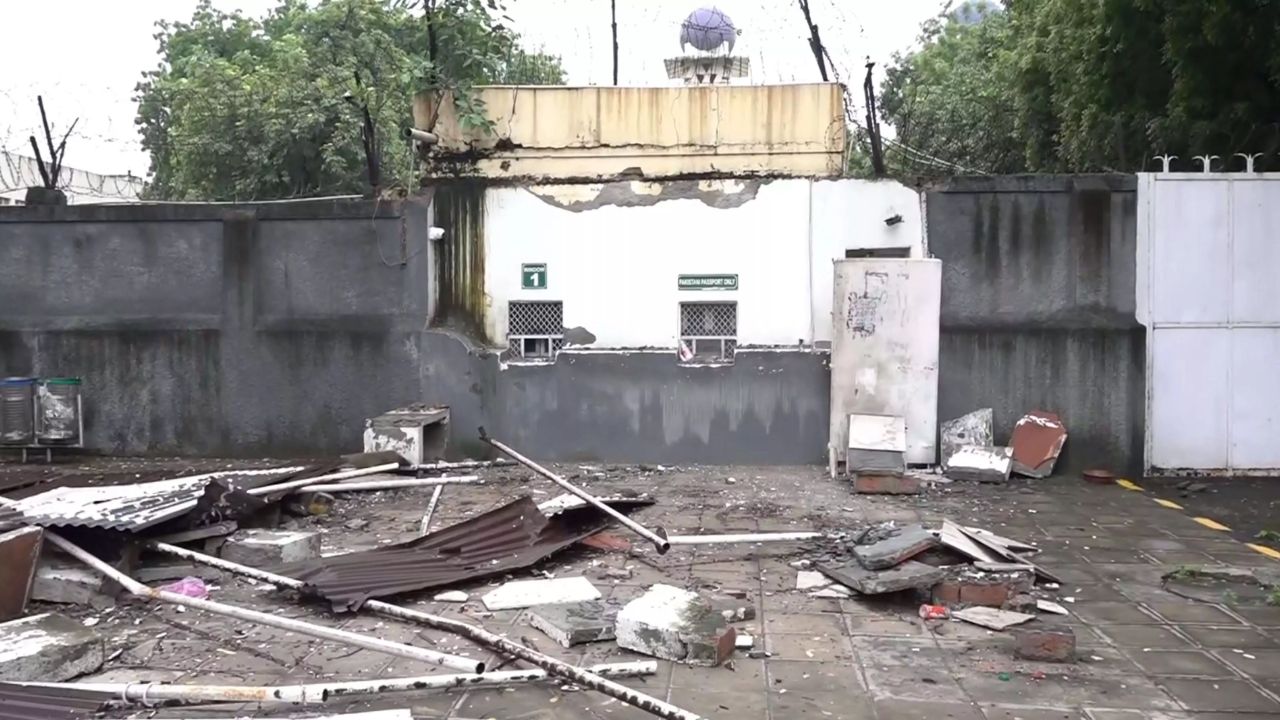 India-Pakistan: जशास तसे! पाकिस्तानच्या कपटनीतीला भारताचे सडेतोड उत्तर; दिल्लीत पाक उच्चायुक्तालयाबाहेर चालवला बुलडोझर, VIDEO