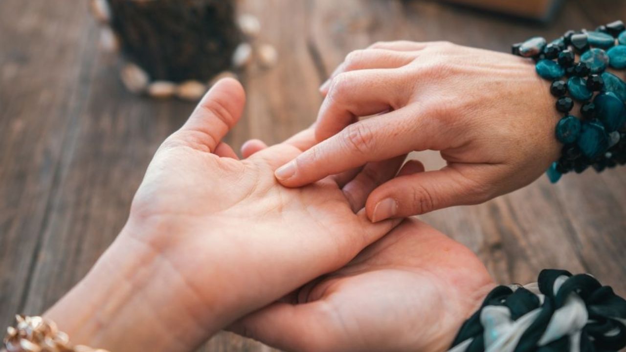 Palmistry: मधल्या बोटावर ‘ही’ ४ चिन्हे असल्यास व्यक्तीच्या बुद्धिमत्तेचे आणि प्रतिभेचे रहस्य