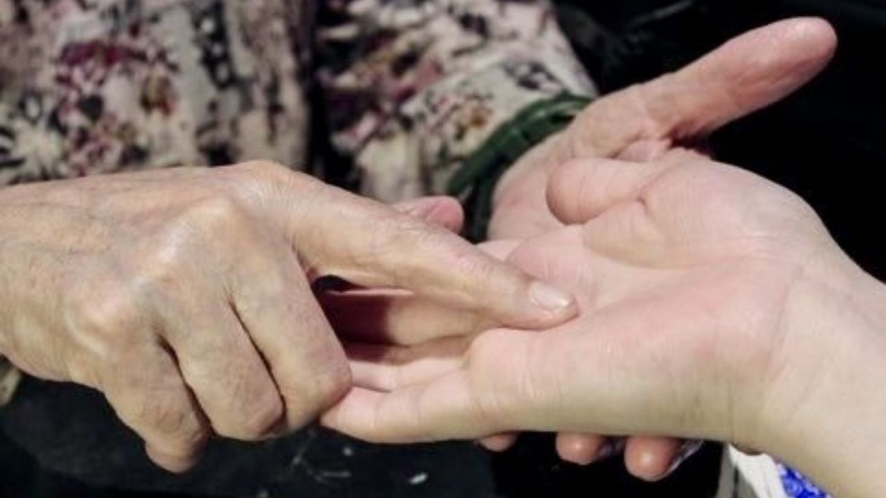 Palmistry: करंगळीवरील त्रिकोण आणि चौकोनाचे चिन्ह काय सांगते? जाणून घ्या हस्तरेखाशास्त्रातील संकेत