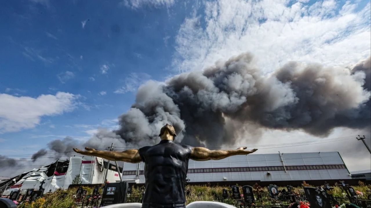 Ukraine Russia War: मॉस्को हादरले! युक्रेनचा रशियावर 822 ड्रोन्सने महाहल्ला; क्षेपणास्त्र कारखाना जळून खाक, पहा VIDEO