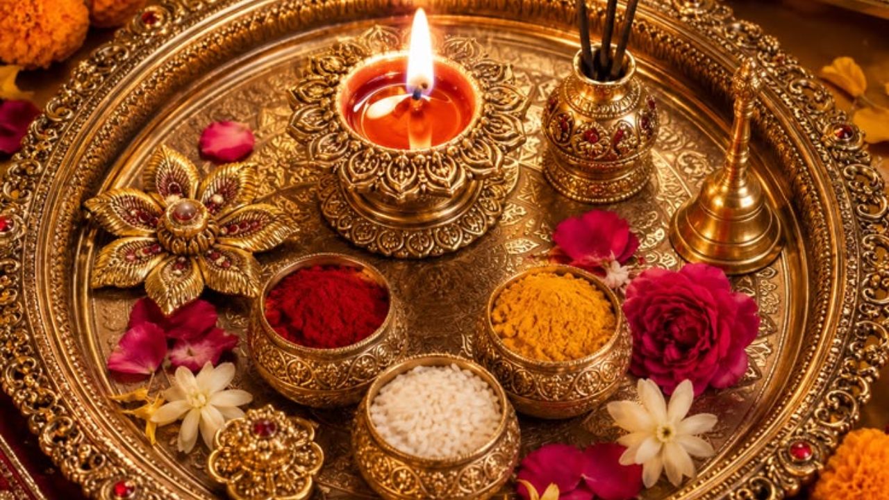 Puja Items Significance: पूजेत या ४ वस्तू का वापरतात? घंटीपासून दिवा लावण्यापर्यंत जाणून घ्या धार्मिक महत्त्व