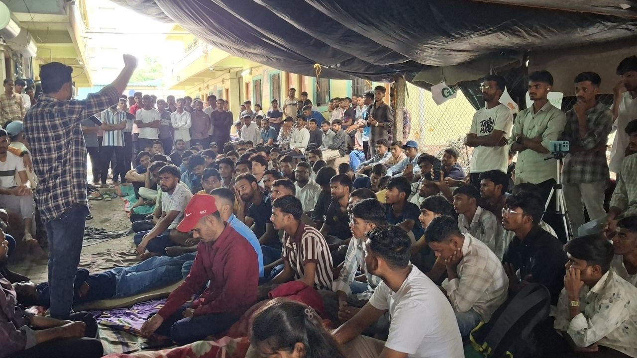 पुण्यात आदिवासी विद्यार्थ्यांचे उपोषण अखेर मागे, परंतु मागण्या पूर्ण झाल्या नाहीतर… विद्यार्थ्यांचा सरकारला इशारा