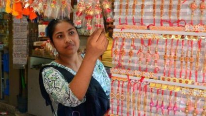 Raksha Bandhan 2026: रक्षाबंधन जवळ येताच बाजारपेठेत राख्यांची रेलचेल; कार्टून राख्यांची क्रेझ कायम
