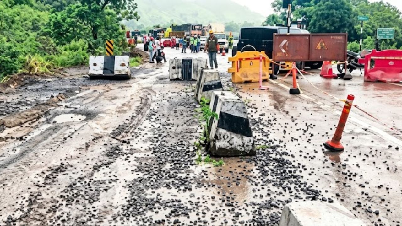 Pune News: मुसळधार पावसाने खचलेल्या करंजाळे रस्त्याची युद्धपातळीवर दुरुस्ती; प्रवाशांच्या सुरक्षिततेसाठी प्रशासन सज्ज