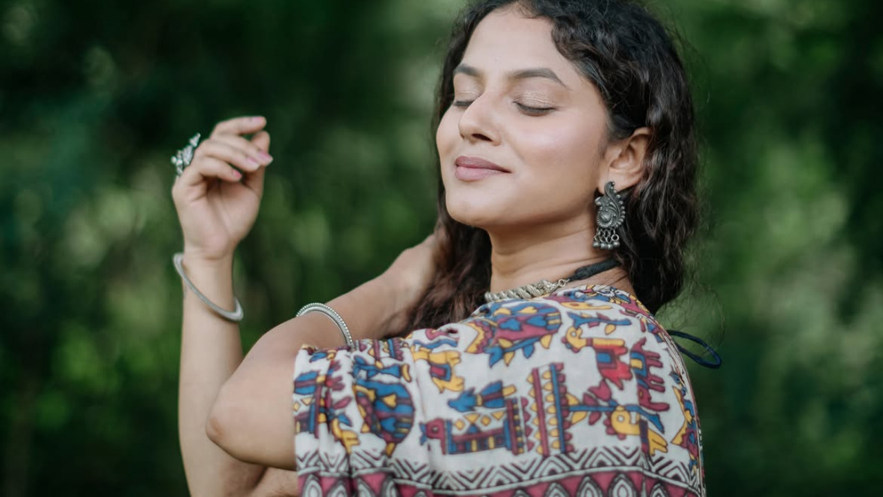 या साडीसह तिने ऑक्सिडाईज्ड दागिने घातले असून अगदी मिनिमल मेकअप केलाय आणि तिचा हा लुक तुम्ही आज रक्षाबंधनसाठीही फॉलो नक्कीच करू शकता