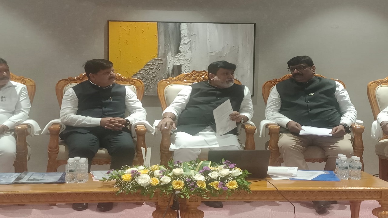 कराड MIDC तील प्रश्न आठ दिवसांत मार्गी लावा; उद्योगमंत्री उदय सामंत यांचे अधिकाऱ्यांना निर्देश